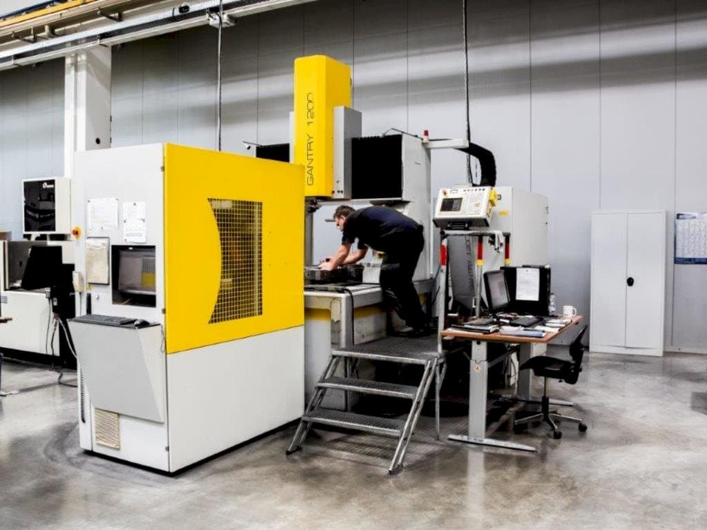 Frontansicht der OPS-INGERSOLL Gantry 1200 Maschine