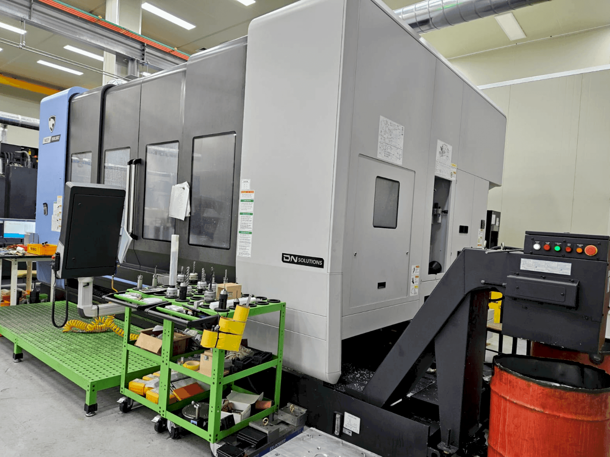 Frontansicht der DN SOLUTIONS VCF 850LSRII Maschine