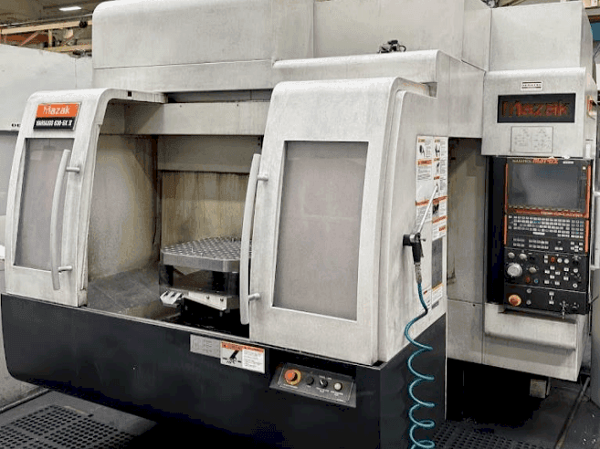 Frontansicht der Mazak Variaxis 630-5X II Maschine