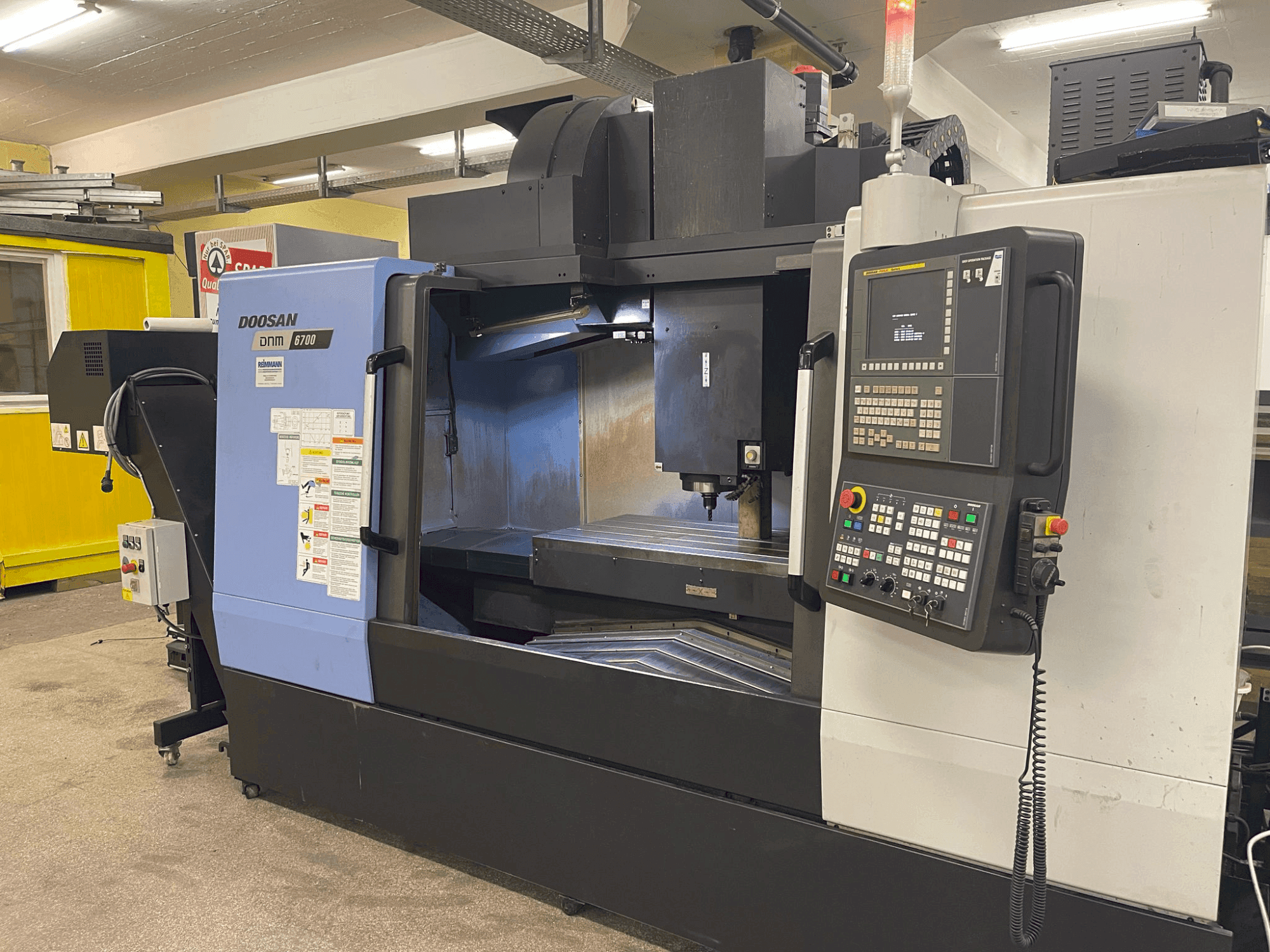 Frontansicht der DOOSAN DNM 6700 Maschine