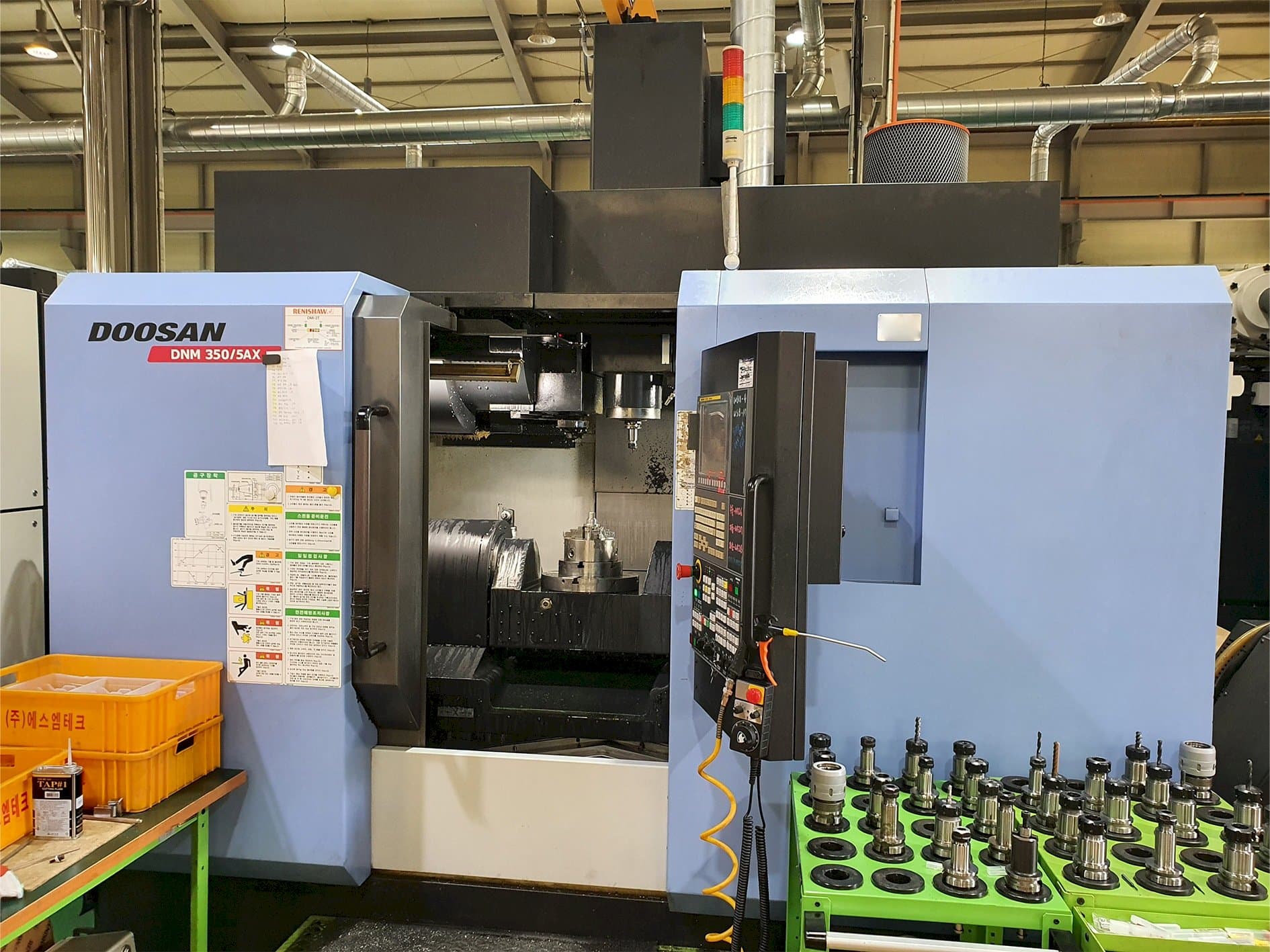 Frontansicht der Doosan DNM350/5AX Maschine