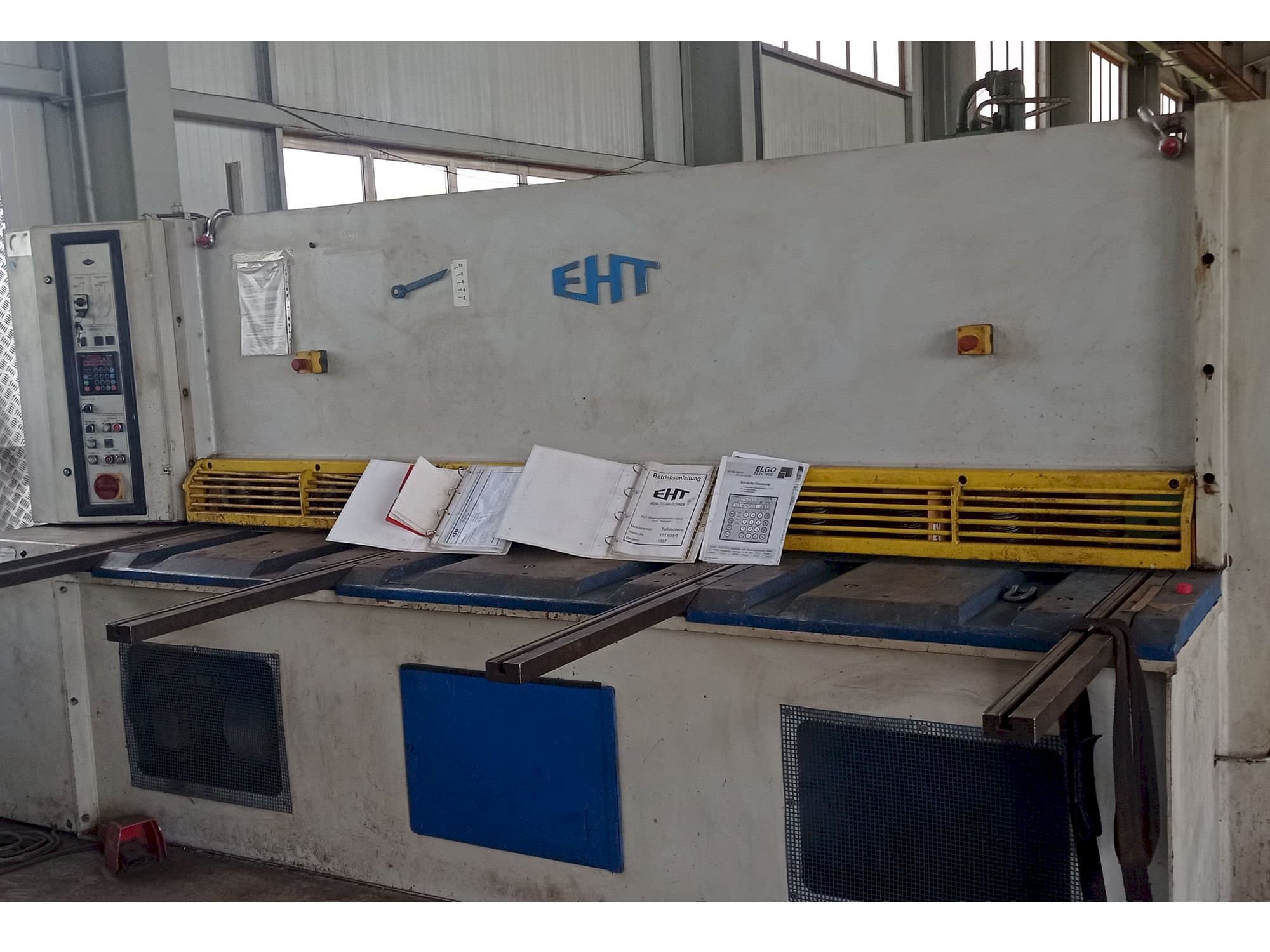 Frontansicht der EHT Ecocut 10-31  Maschine