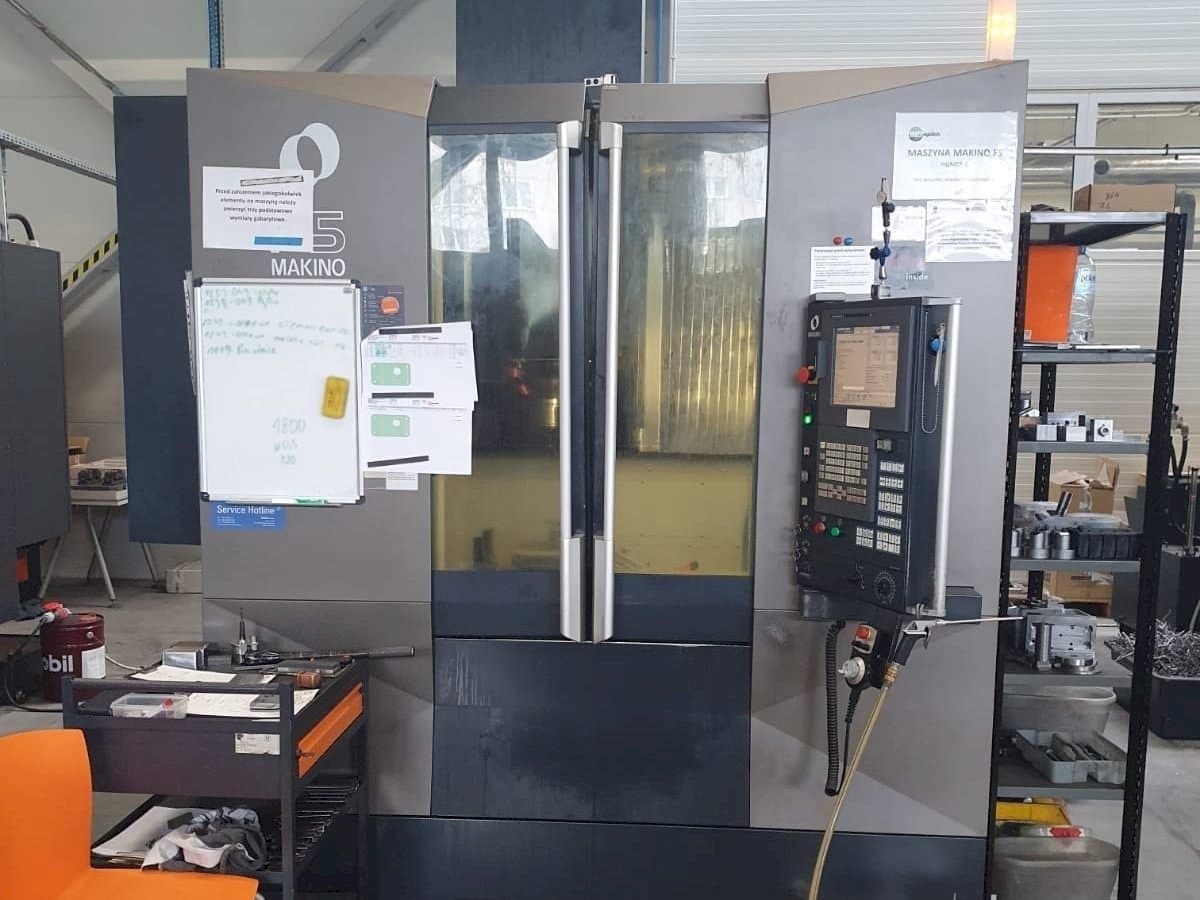 Frontansicht der Makino F5 Maschine