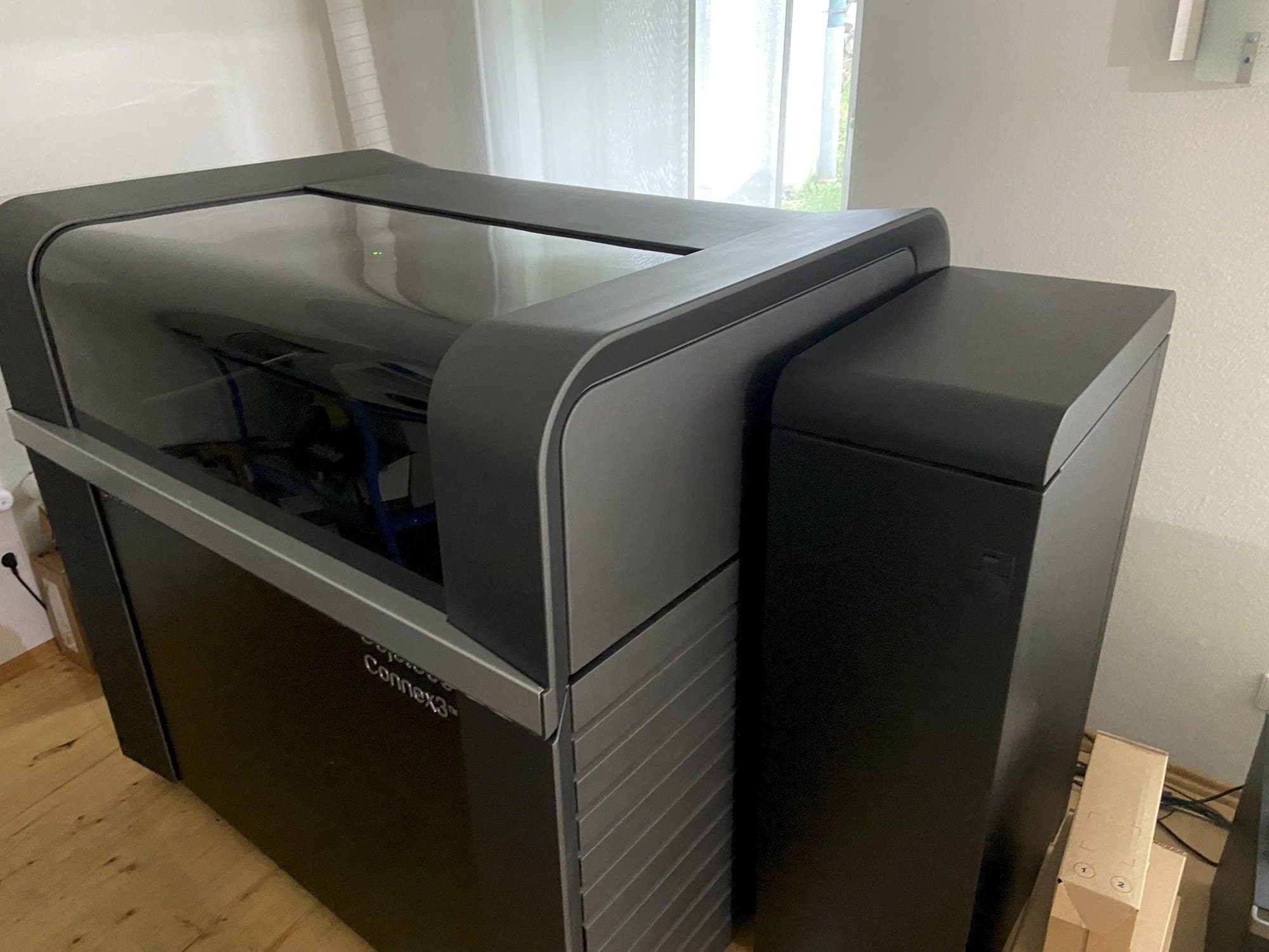 Frontansicht der Stratasys Objet500 Connex3  Maschine