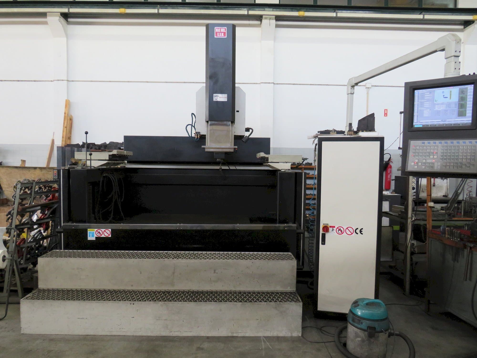 Frontansicht der MAXSEE INDUSTRY CNC P66 100A Maschine