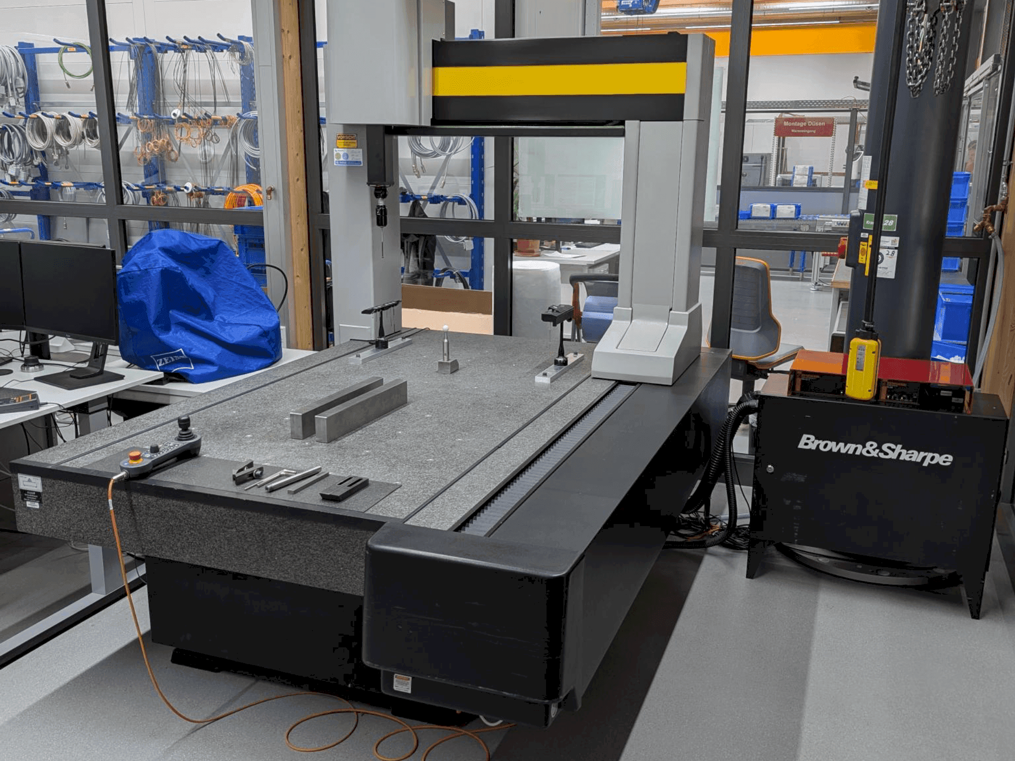 Frontansicht der BROWN & SHARPE Chameleon Maschine