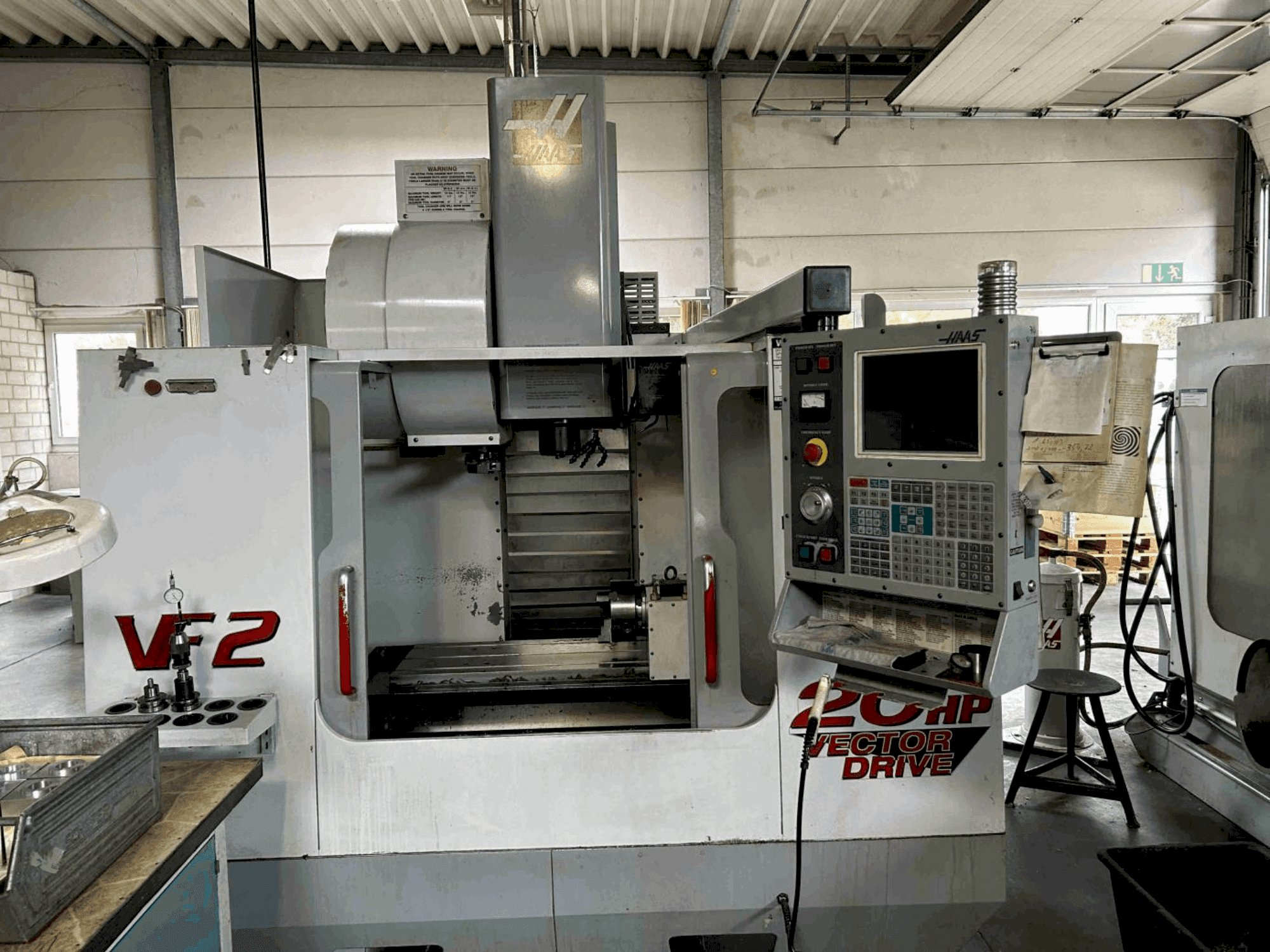 Frontansicht der HAAS VF2 HE Maschine