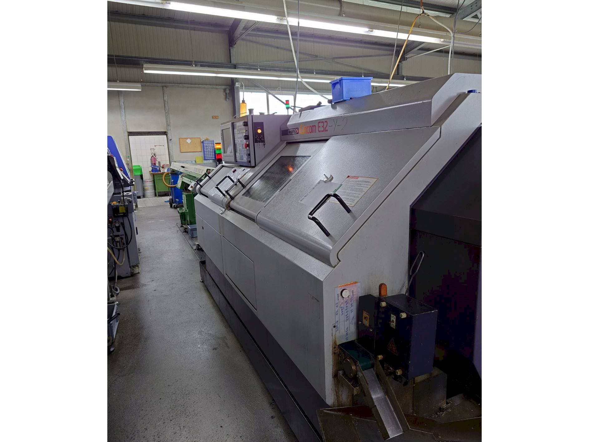 Rechte Seitenansicht der Citizen E32-Y-2 Maschine