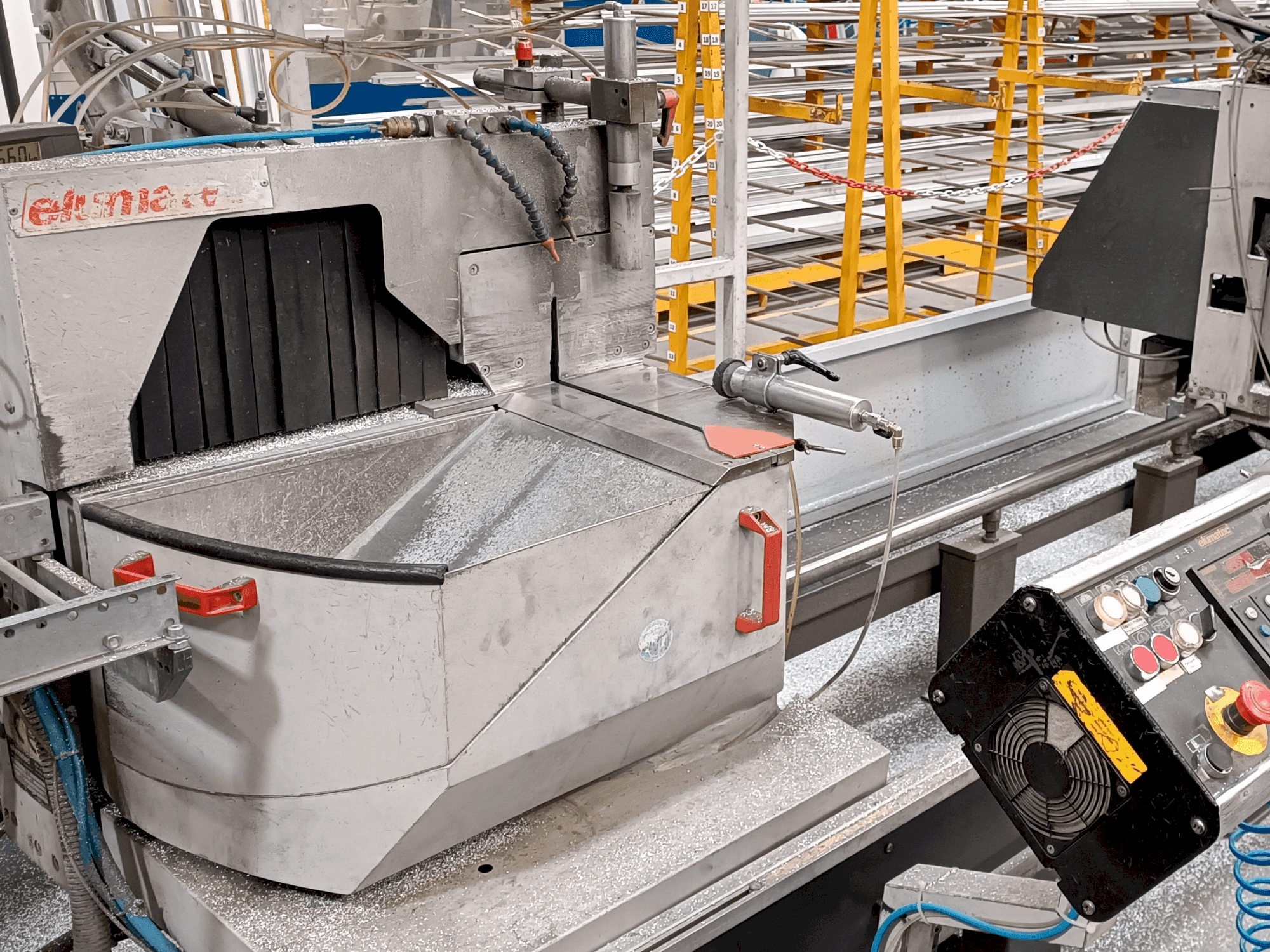 Frontansicht der Elumatec DG 104/02 E255  Maschine