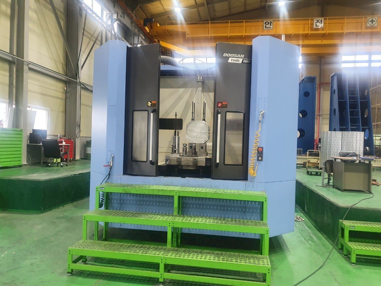 Frontansicht der Doosan NHM8000 Maschine