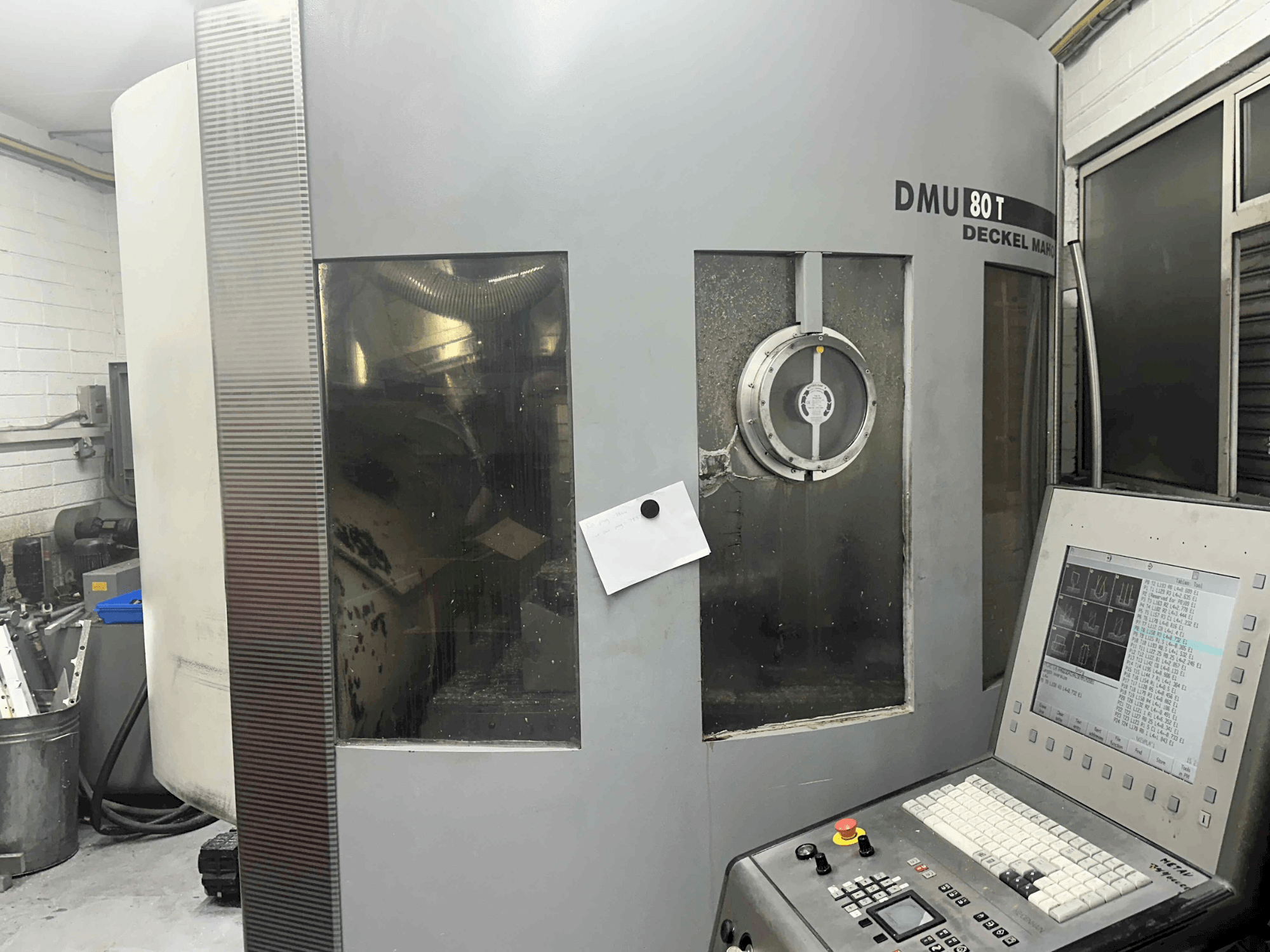 Frontansicht der DECKEL MAHO DMU 80T (2002)  Maschine
