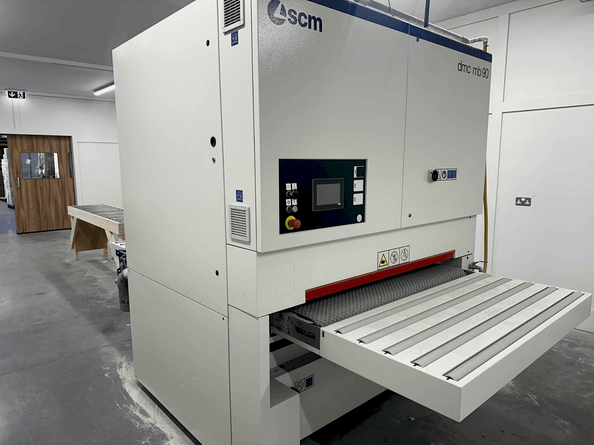 Frontansicht der SCM DMC MB90 DBB135 Maschine