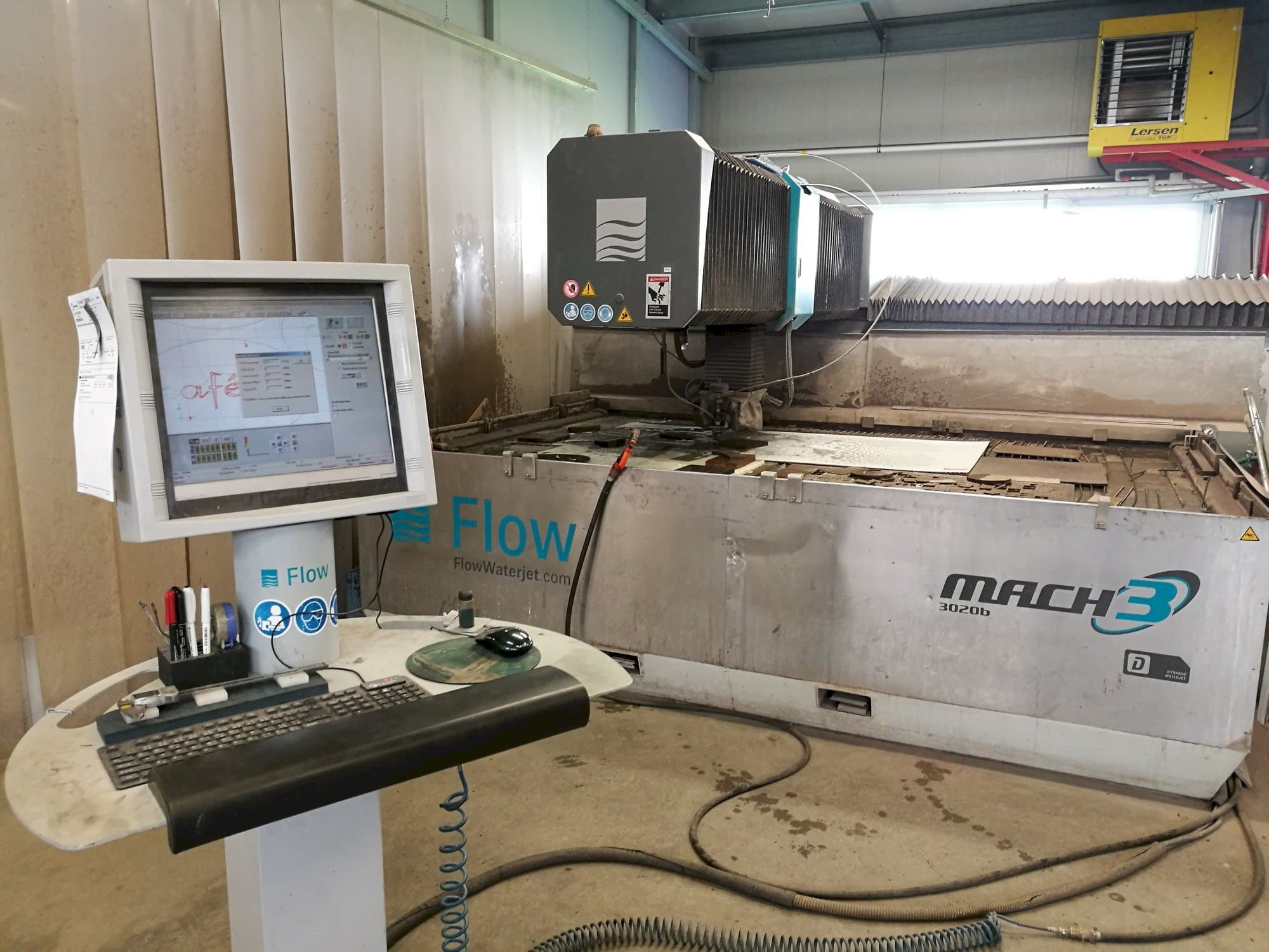 Frontansicht der Flow Mach3-3020b DWJ Maschine