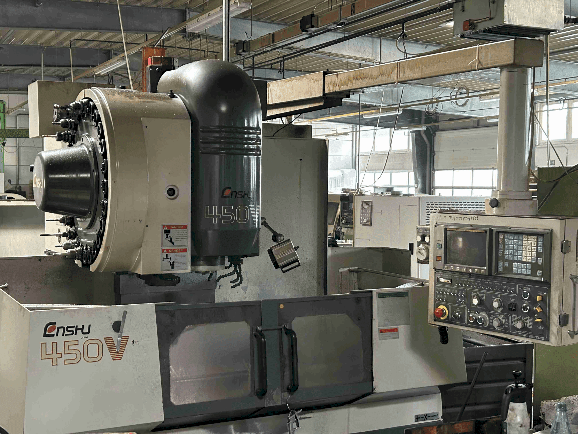 Frontansicht der Enshu 450 V  Maschine