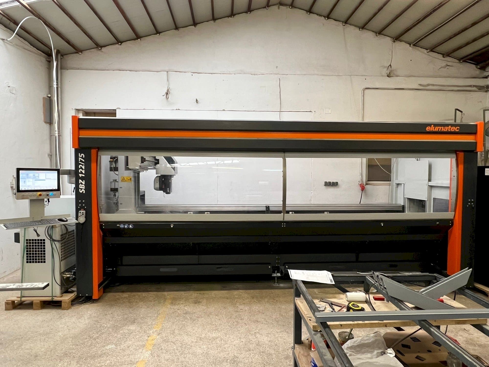 Frontansicht der Elumatec SBZ 122/75  Maschine