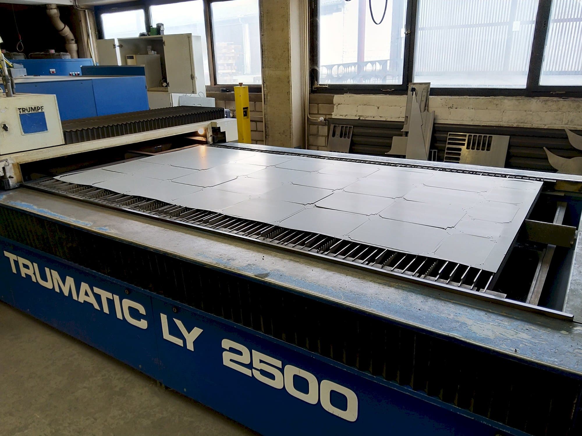 Frontansicht der Trumpf Trumatic LY2500  Maschine