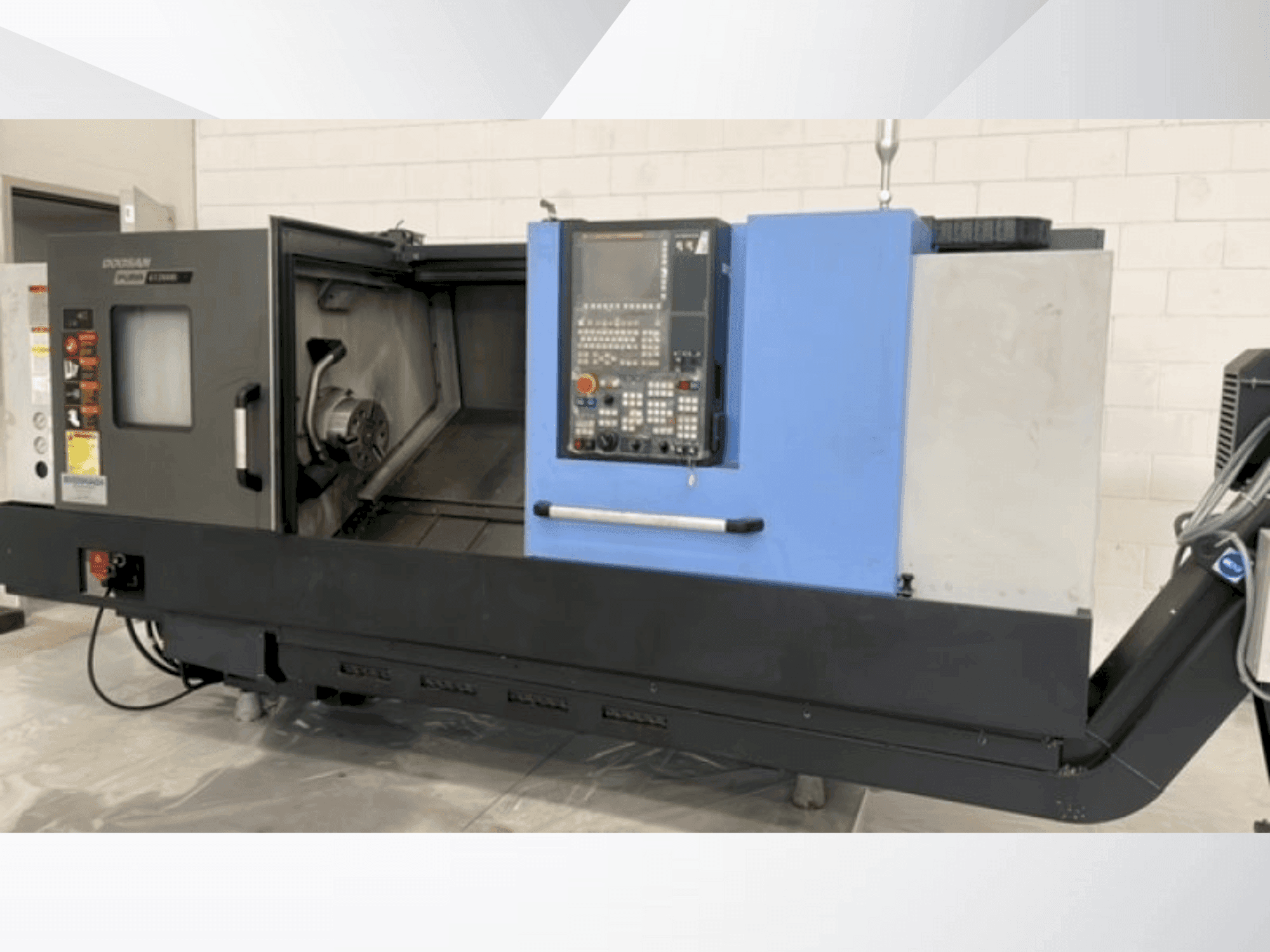 Frontansicht der DOOSAN PUMA GT 2600L  Maschine
