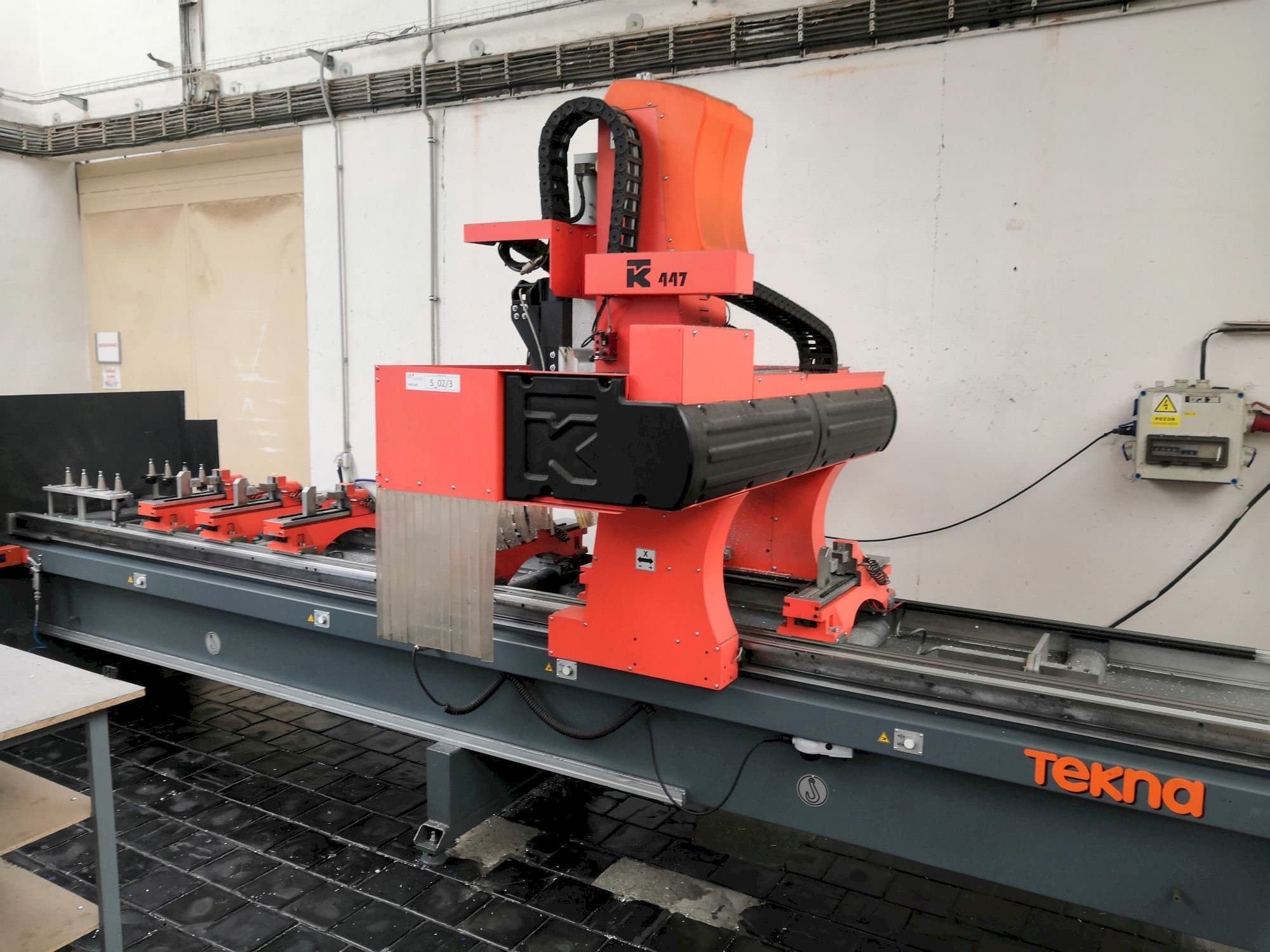 Frontansicht der Tekna TK447/4 Maschine