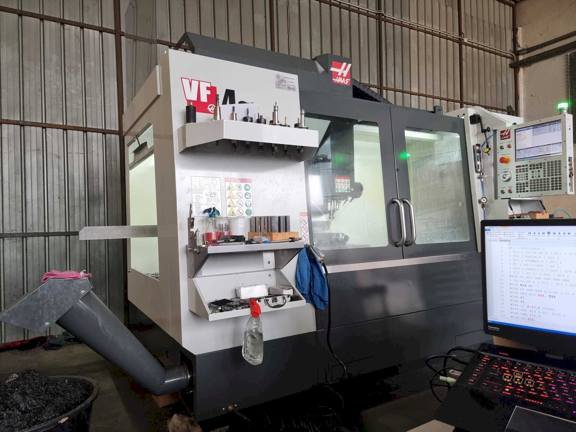 Frontansicht der HAAS VF4SS  Maschine