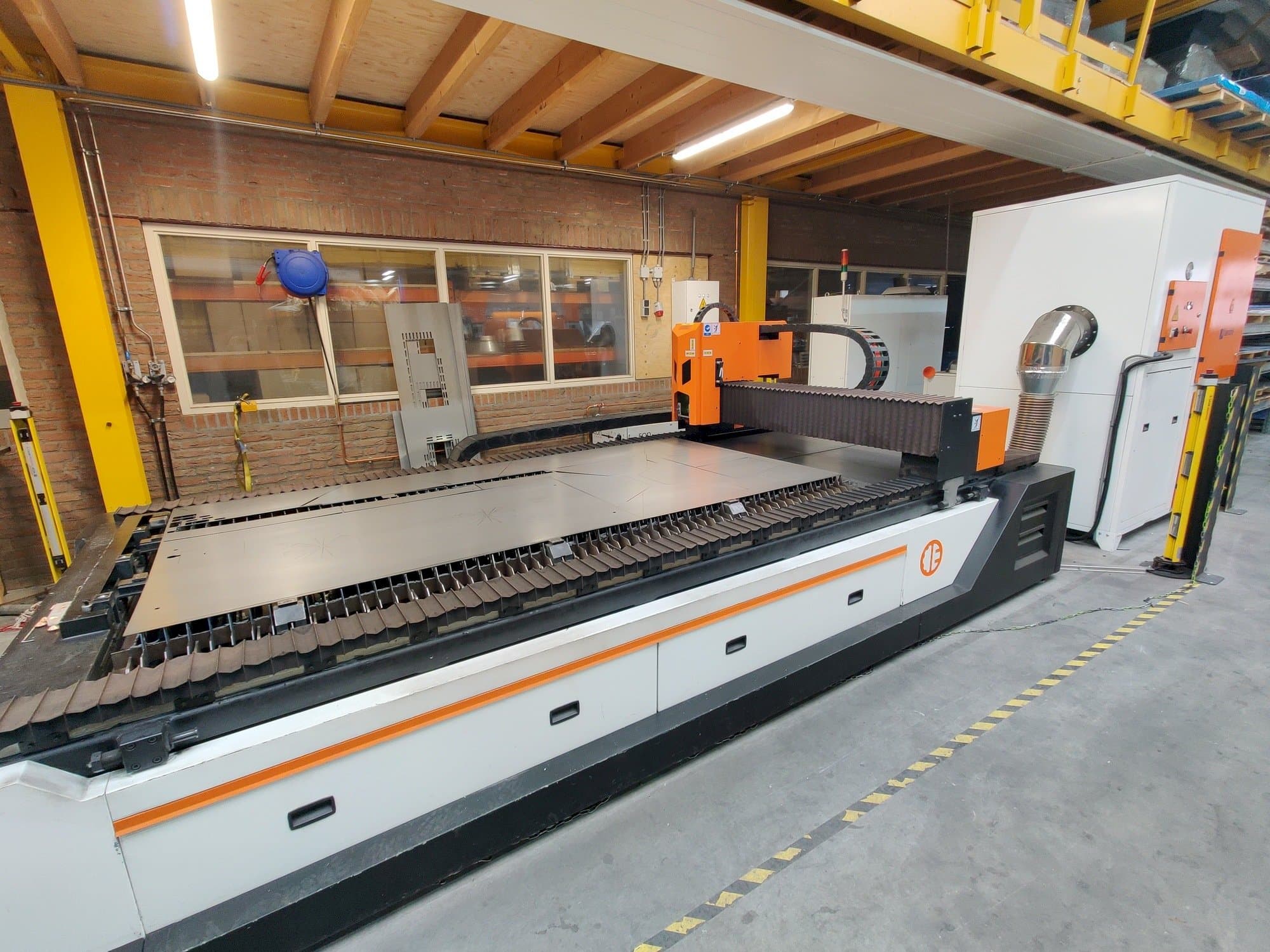 Frontansicht der ERMAKSAN Fibermak Hawk 3015 1kw fiber  Maschine