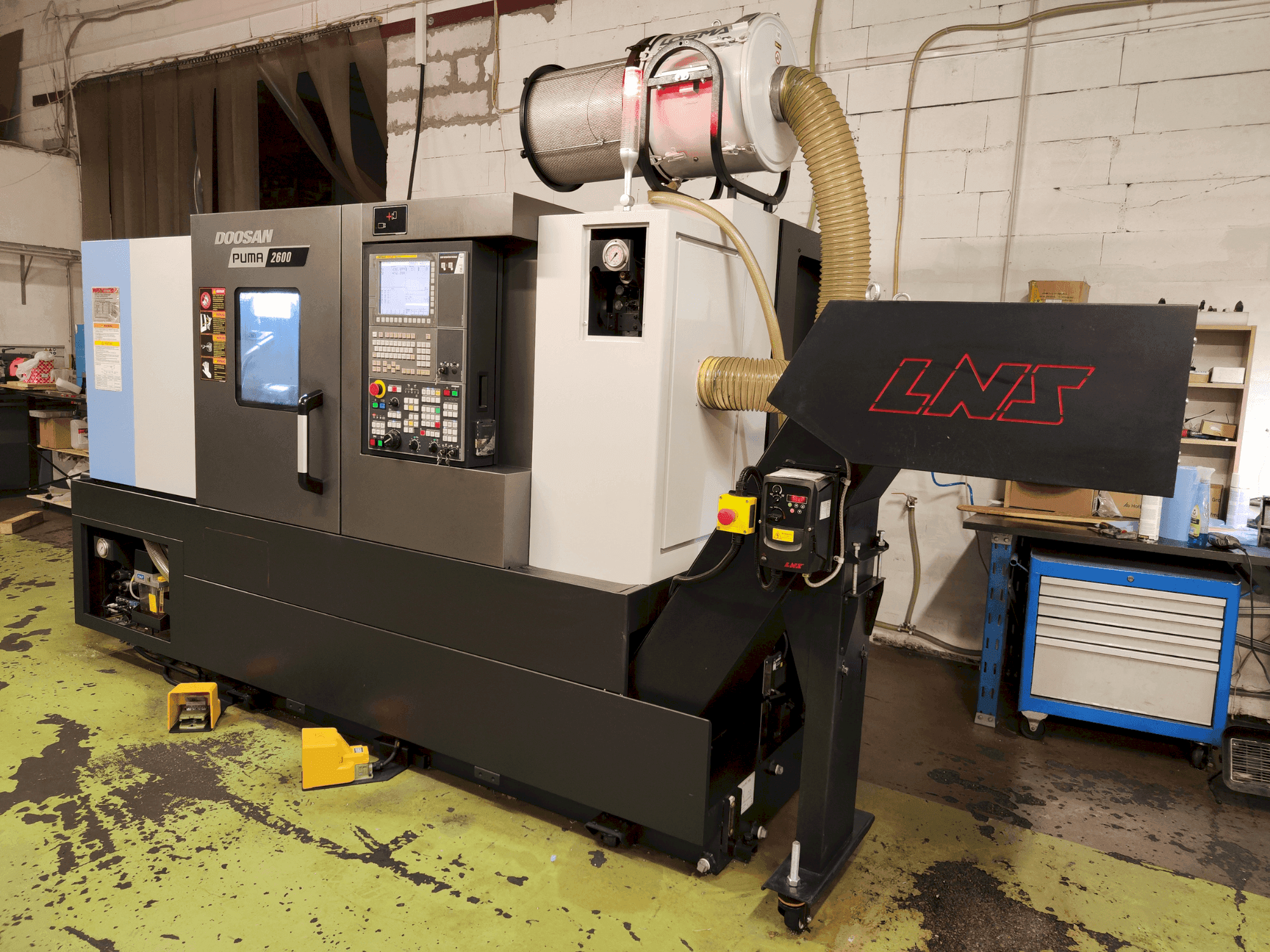 Frontansicht der DOOSAN Puma 2600/500 Maschine