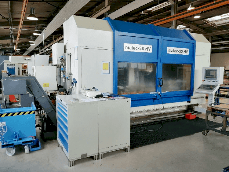 Frontansicht der Matec 30 HV Maschine
