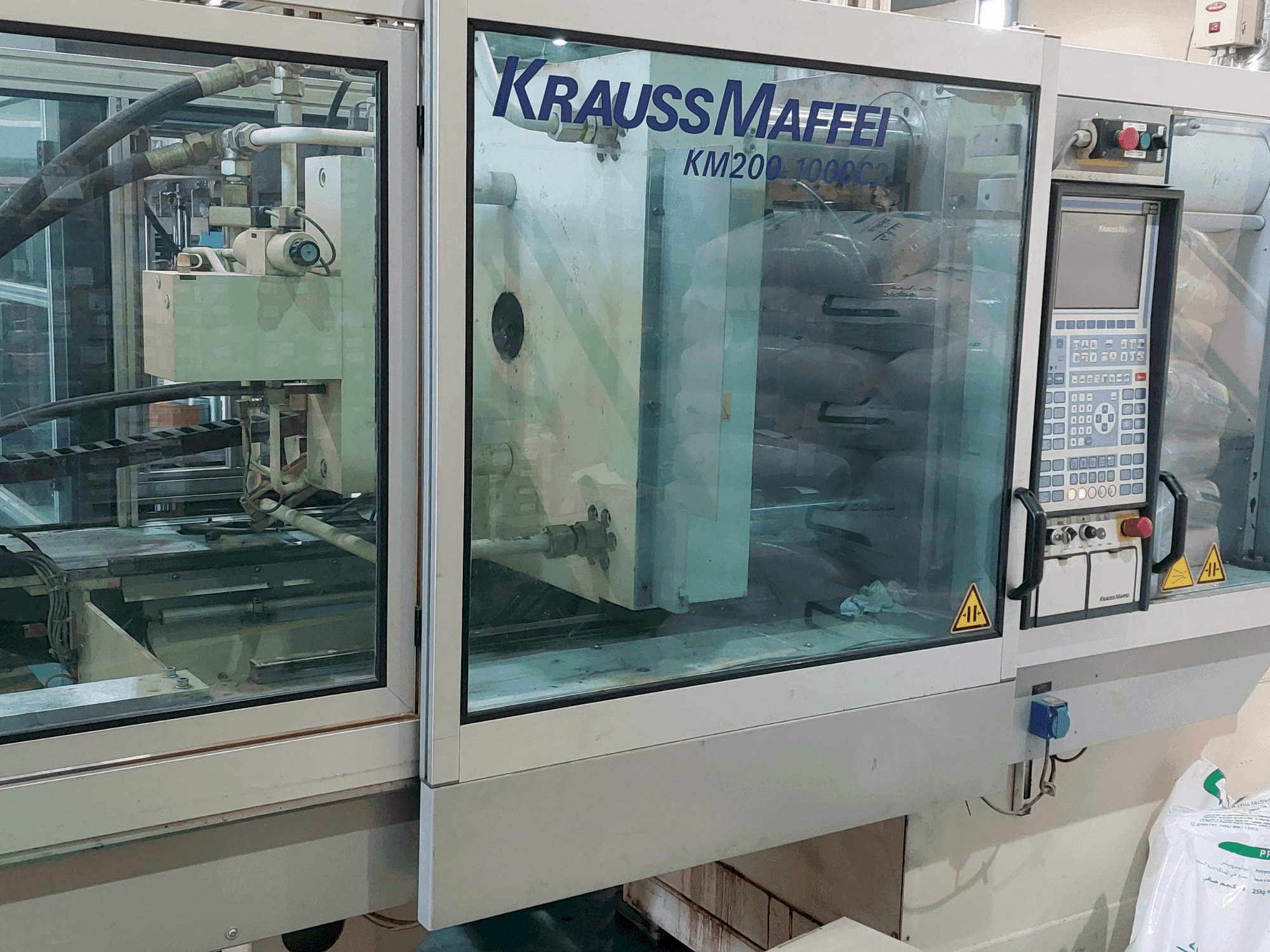Frontansicht der Krauss Maffei 200-1000 C2  Maschine