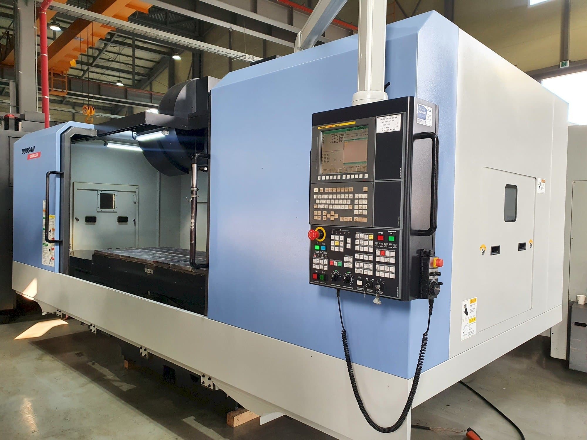 Frontansicht der Doosan DNM 750L  Maschine