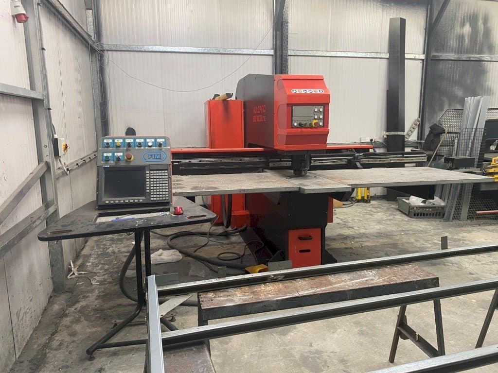 Frontansicht der FIM Vulcano 30/1000CNC Maschine