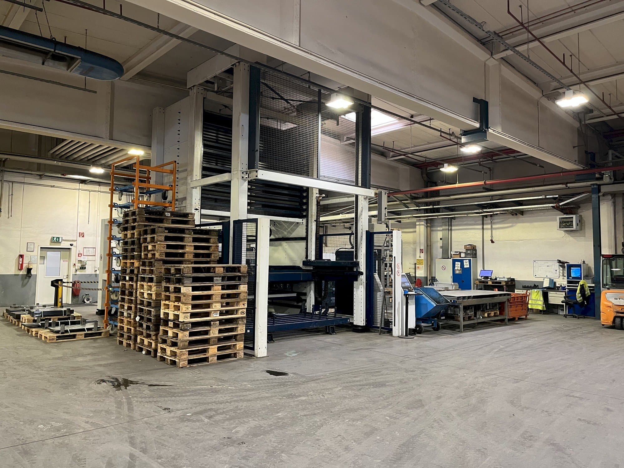 Frontansicht der TRUMPF TruLaser 3030 L20 / Tru Store 3030  Maschine
