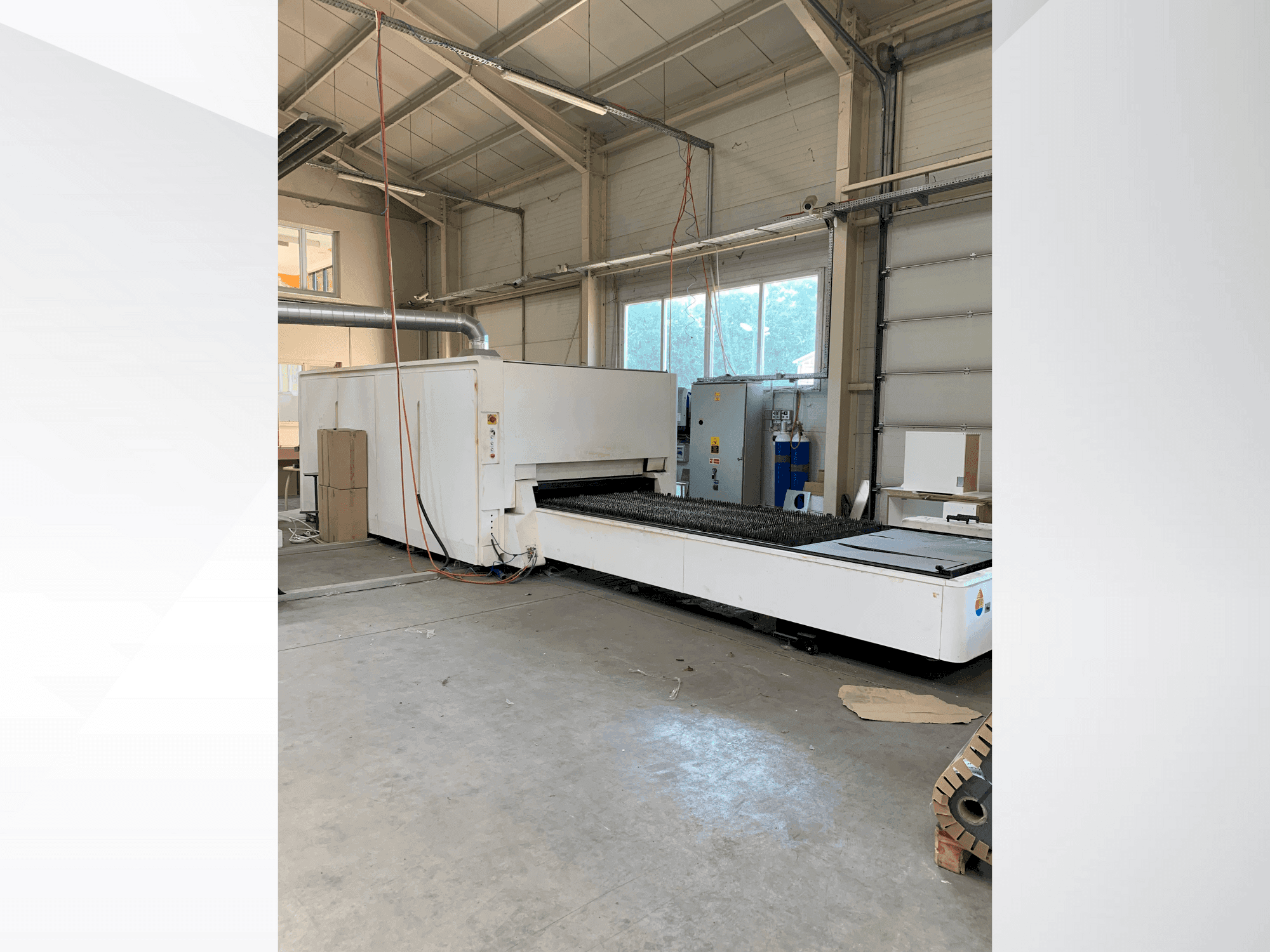 Frontansicht der Bodor P3015 Maschine