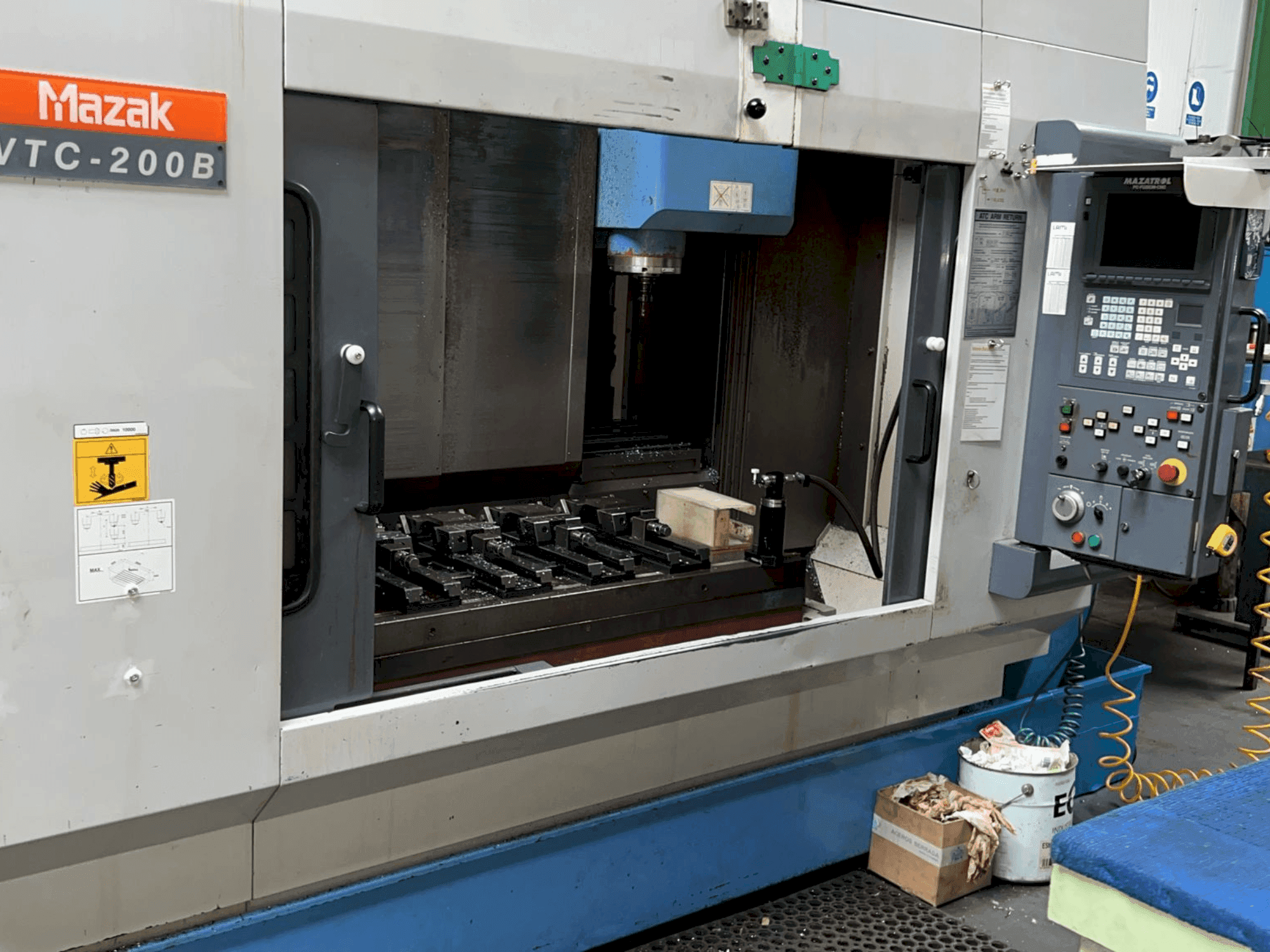 Frontansicht der Mazak VTC 200B Maschine