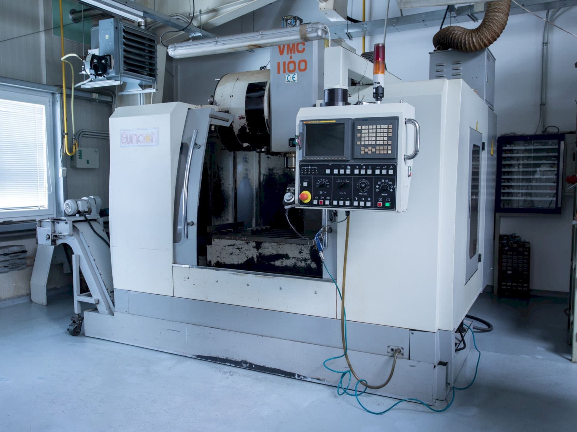 Frontansicht der Eumach VMC 1100 Maschine