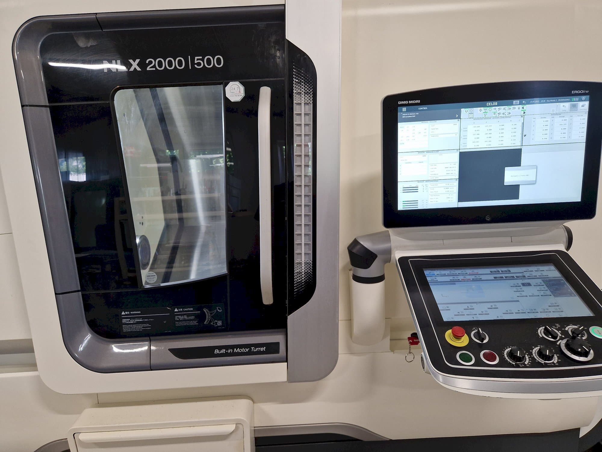 Frontansicht der DMG NLX2000SY-500 Maschine