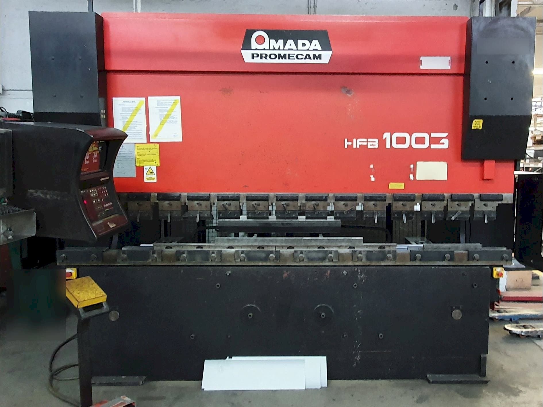 Frontansicht der AMADA HFB 100.3 Maschine