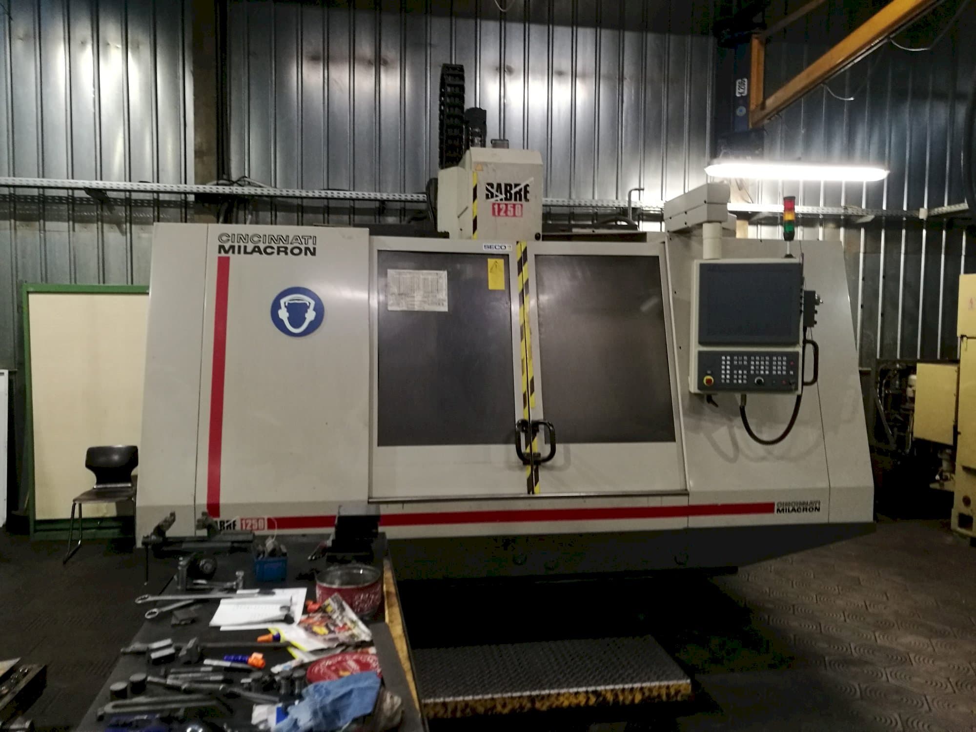 Frontansicht der Cincinnati Milacron Sabre 1250  Maschine