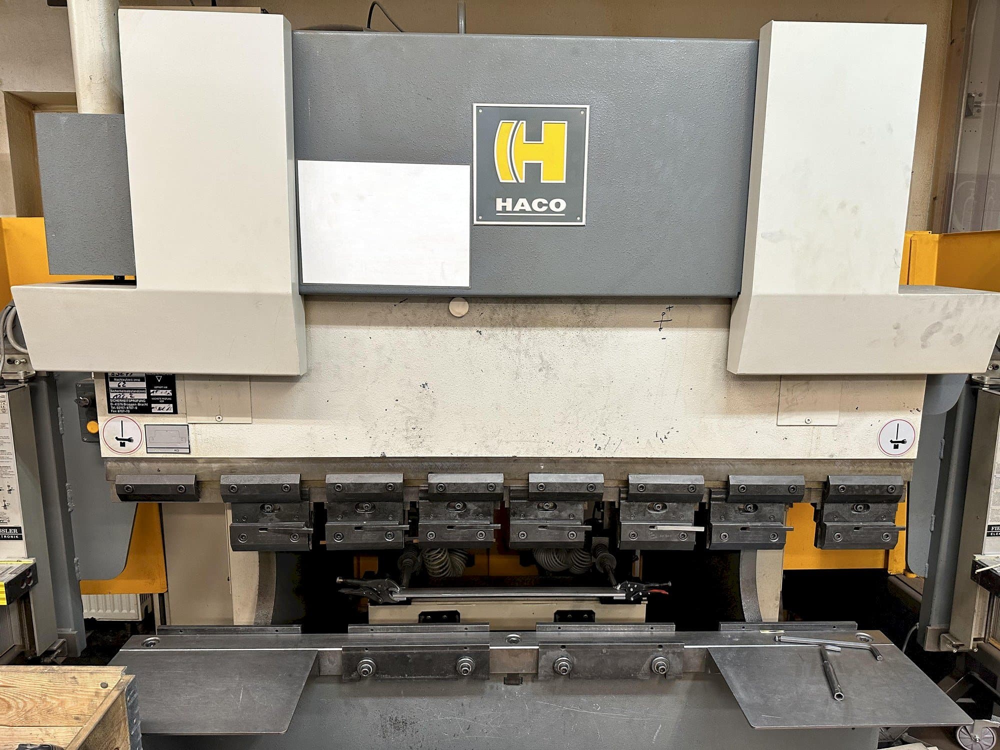 Frontansicht der HACO ERM 16040  Maschine