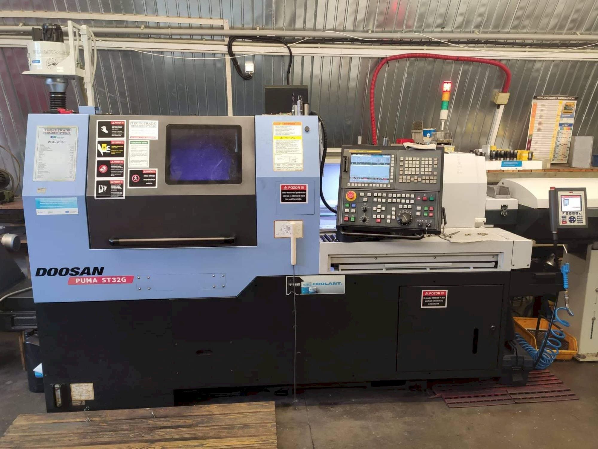 Frontansicht der Doosan Puma ST32G  Maschine