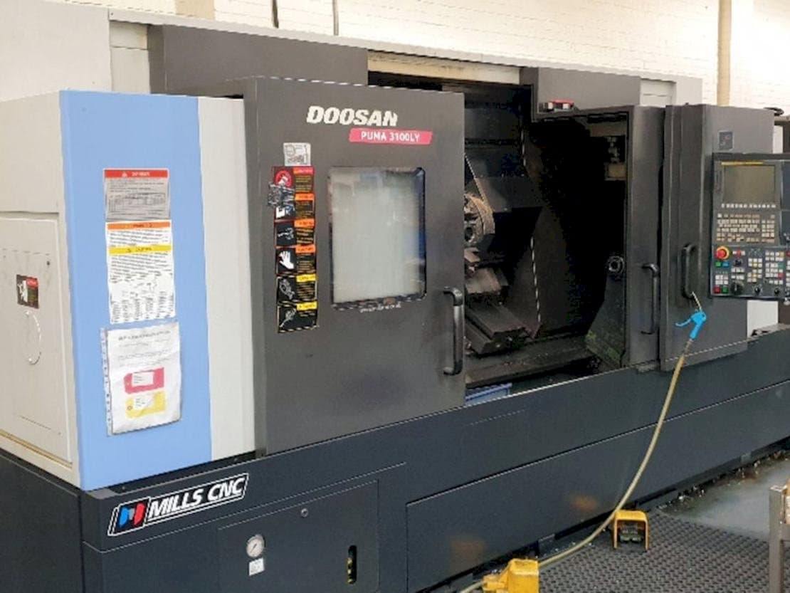 Frontansicht der Doosan Puma 3100LY Maschine