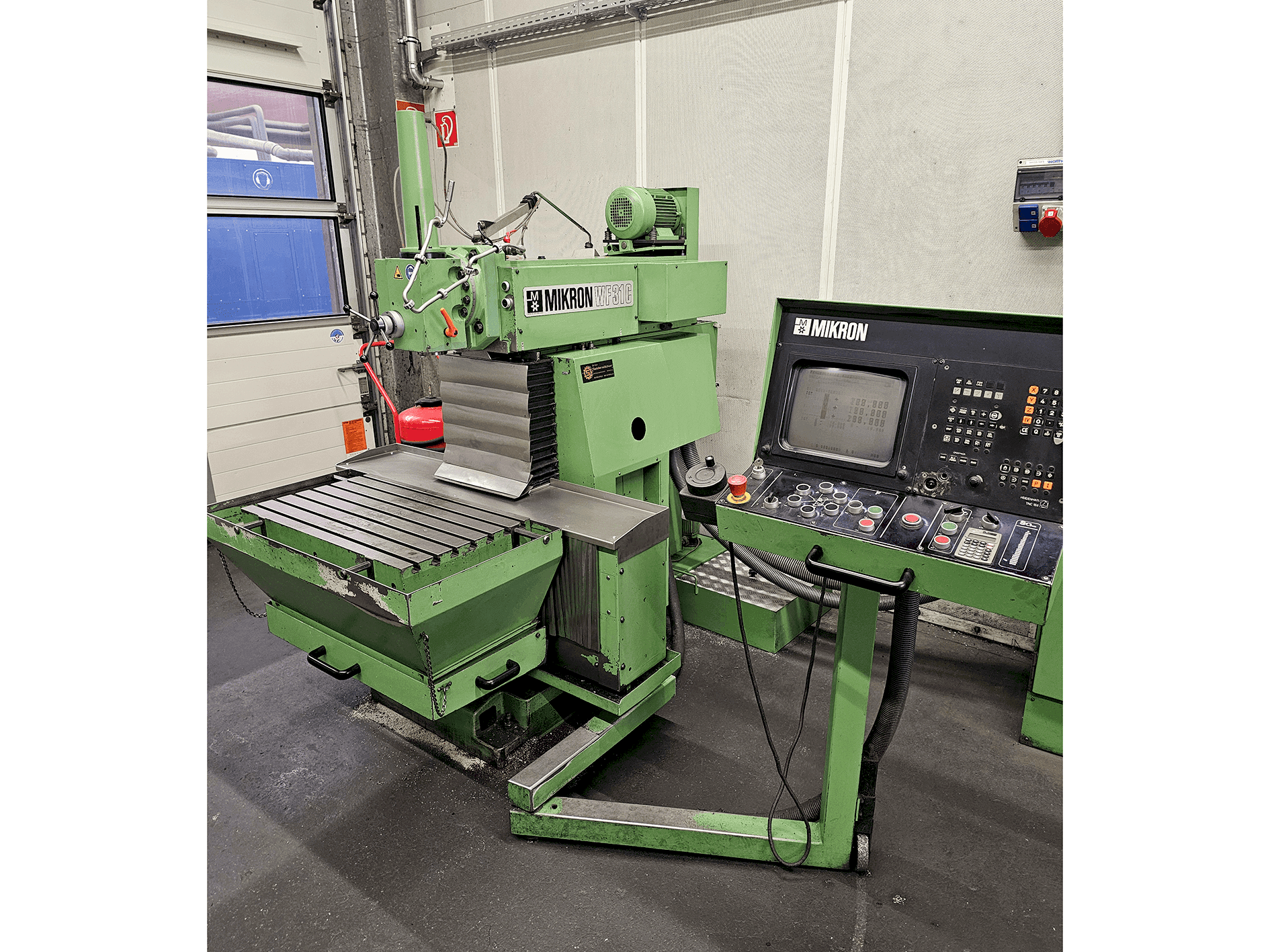 Frontansicht der MIKRON WF-31C Maschine