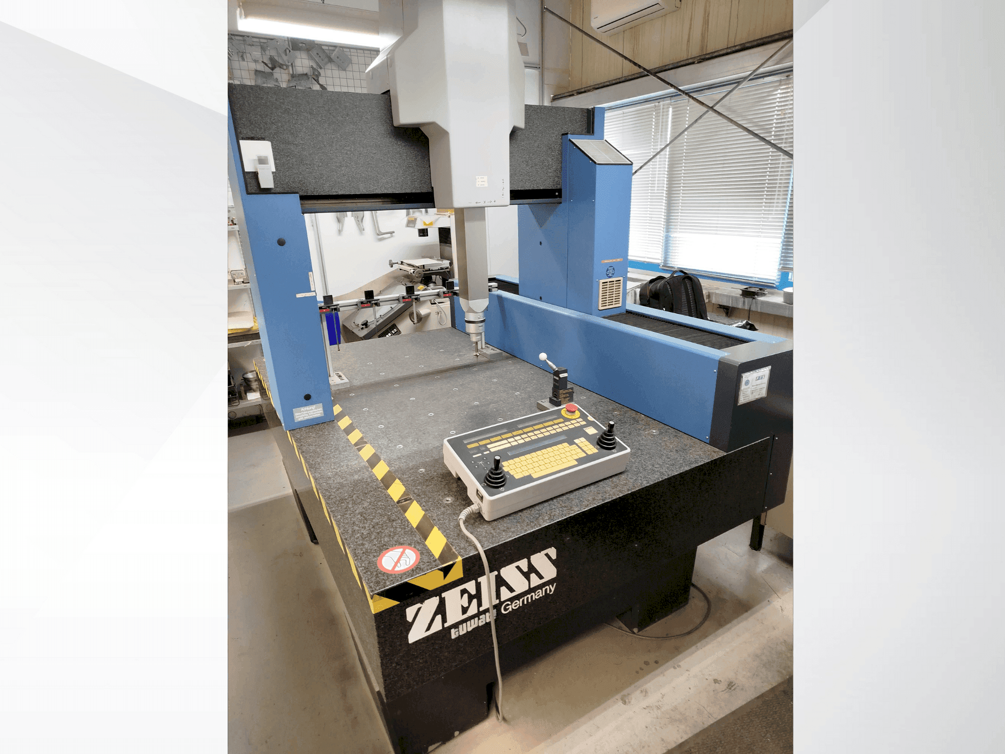 Frontansicht der ZEISS Contura G2  Maschine