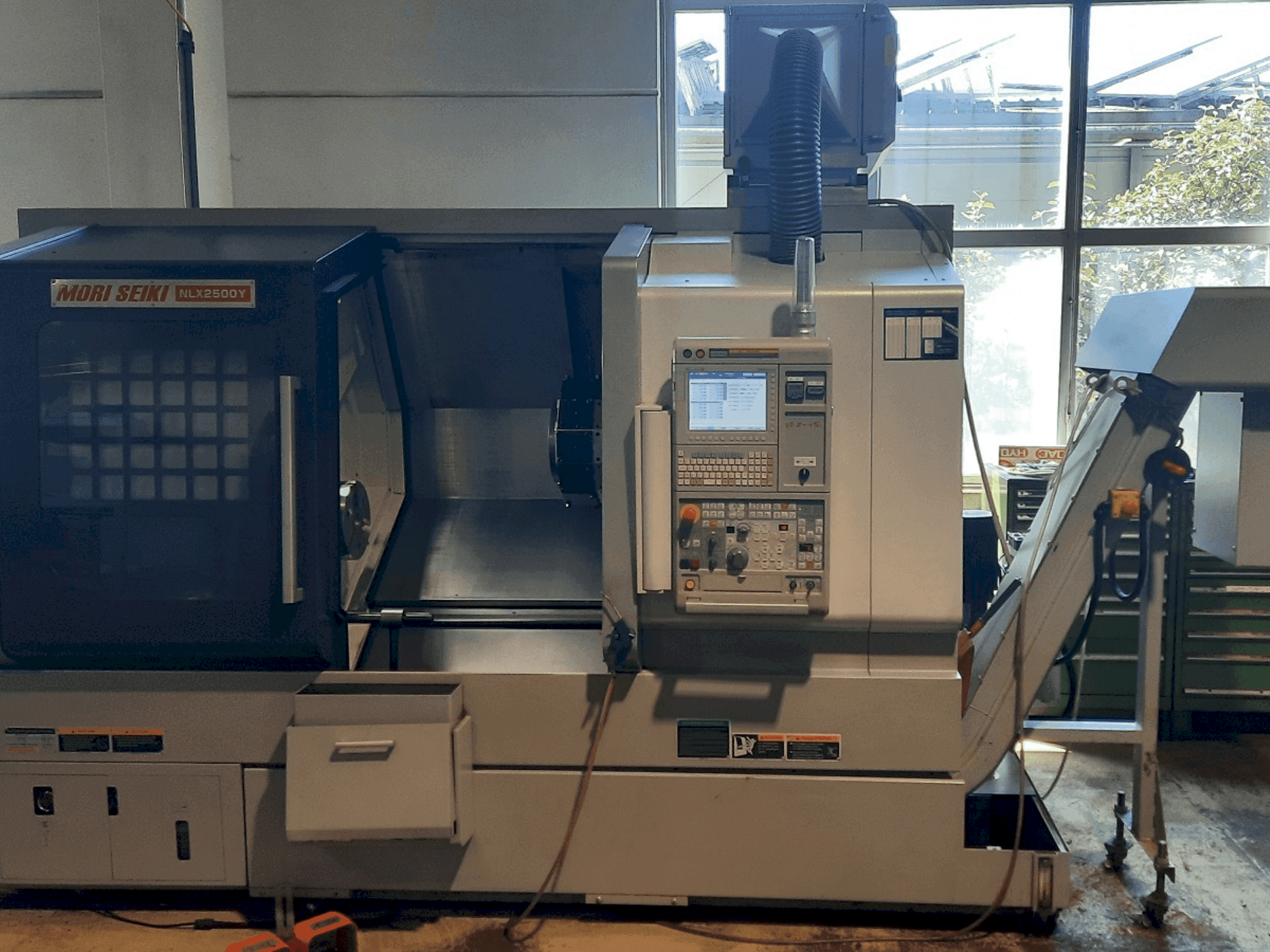 Frontansicht der DMG Mori Seiki NLX2500Y 700  Maschine