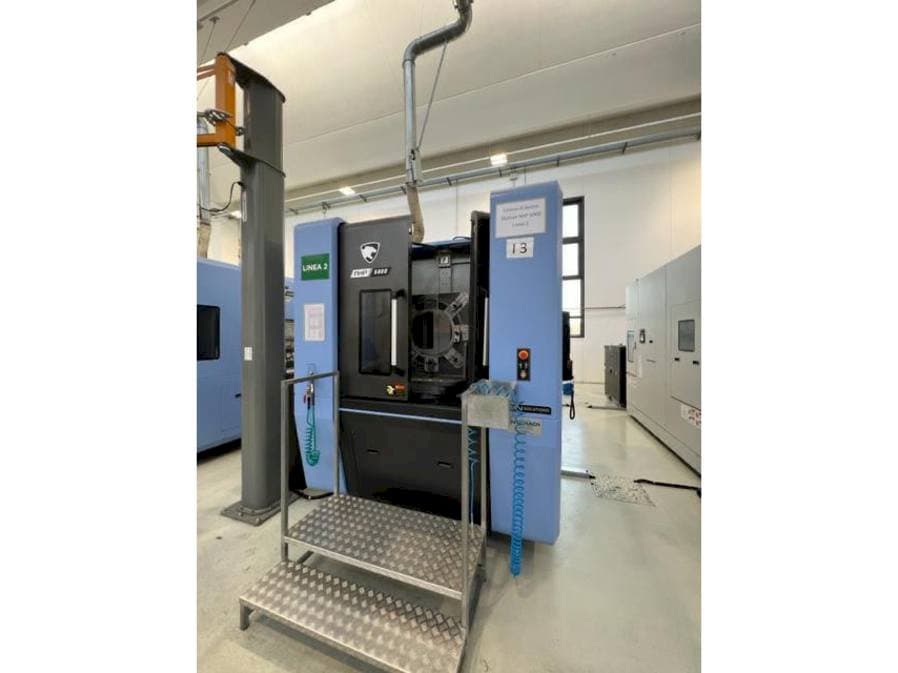 Frontansicht der Doosan NHP 5000 Maschine
