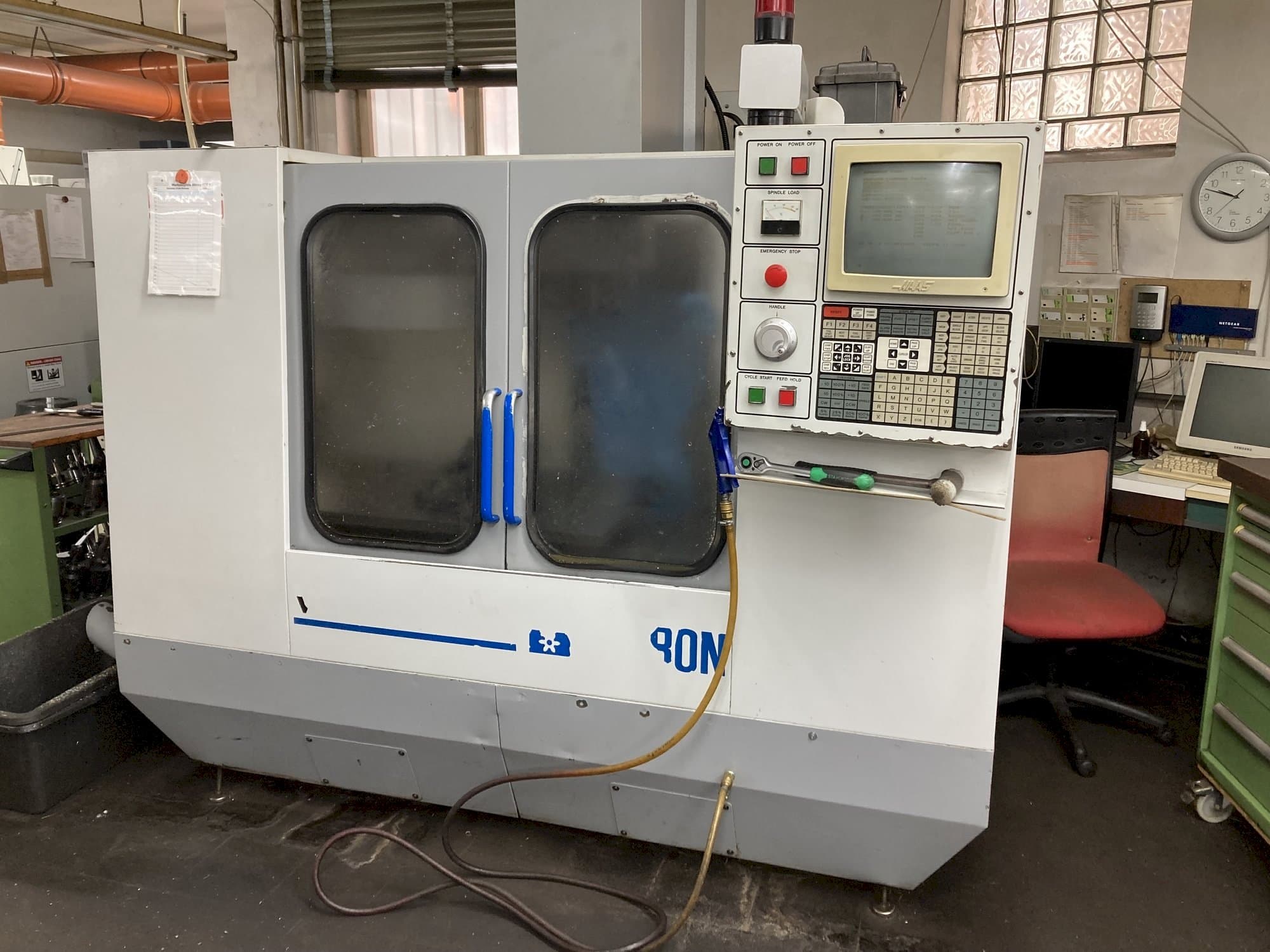 Frontansicht der MIKRON VCE750 Maschine