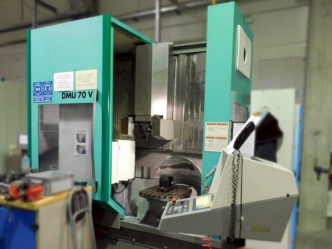 Frontansicht der DMG DMU 70 V Maschine
