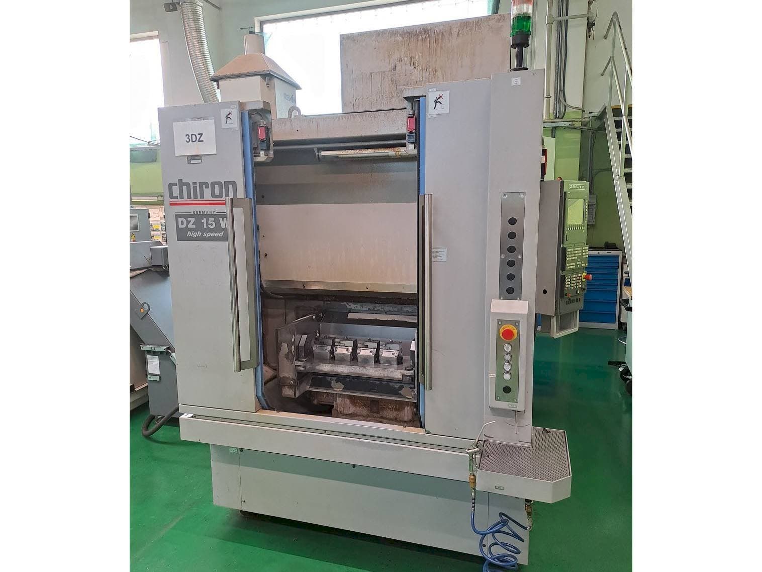 Frontansicht der CHIRON DZ 15W HS Maschine