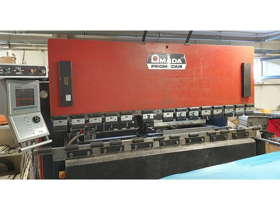 Frontansicht der AMADA ITPS 103 Maschine