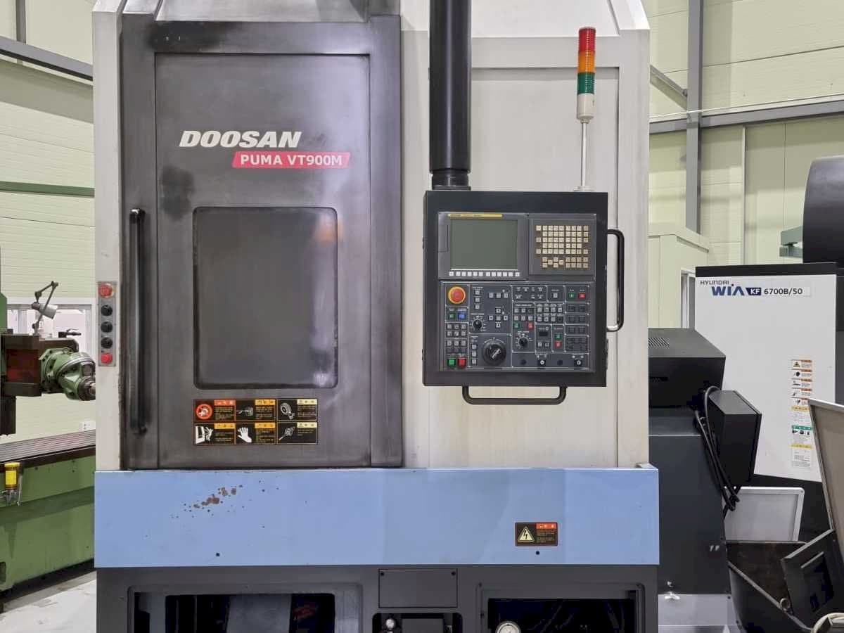Frontansicht der Doosan PUMA VT900M  Maschine