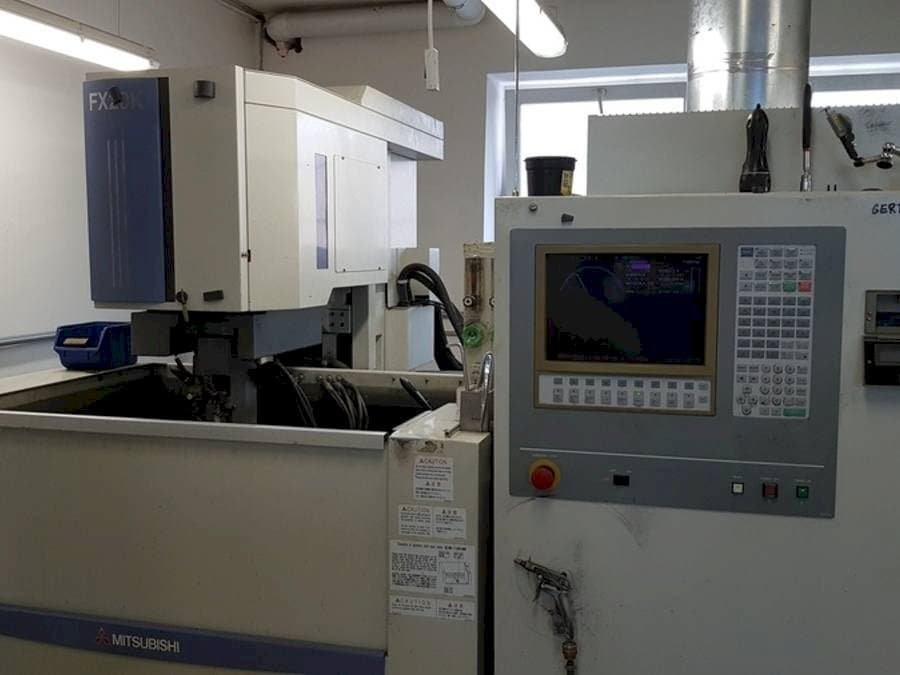 Frontansicht der Mitsubishi FX 20 Maschine