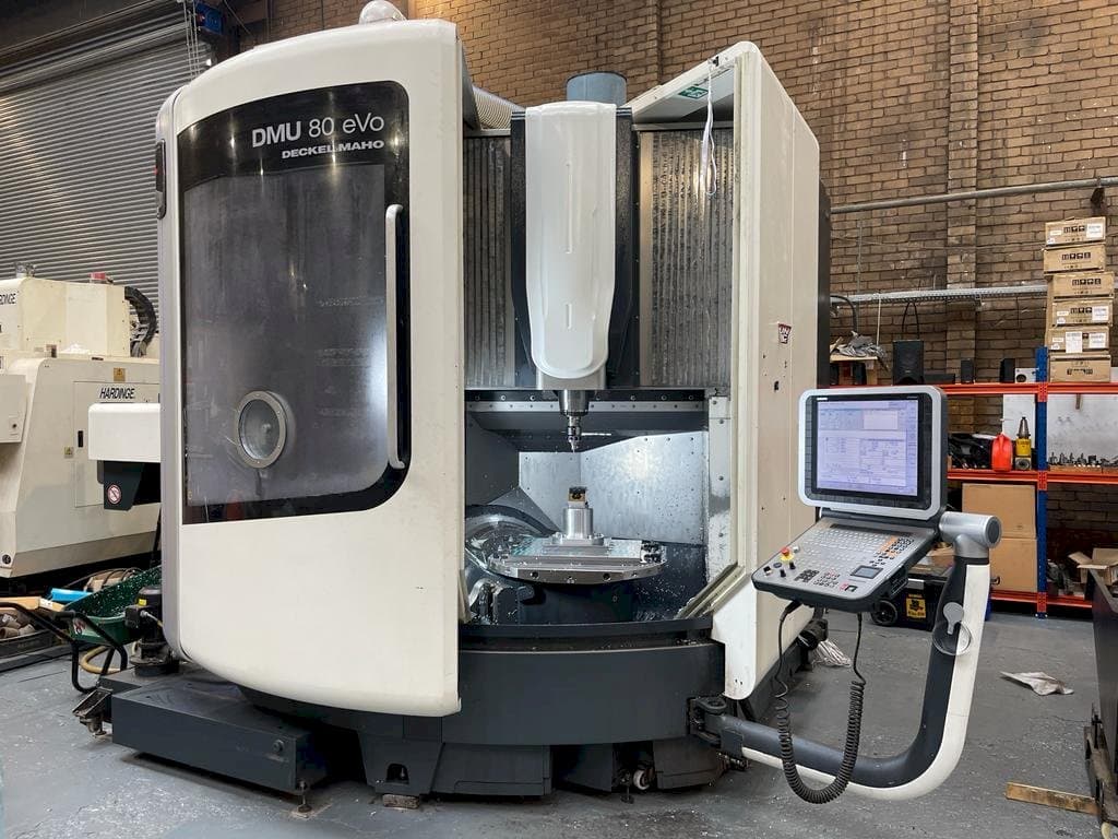 Frontansicht der DMG DMU 80 eVo Linear Maschine